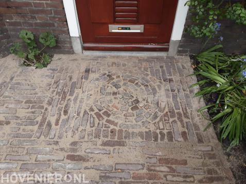 Straatwerk van gebakken klinkers in cirkelpatroon