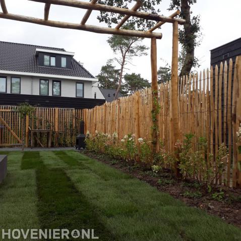 Pergola en schutting van kastanjehout