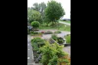 Voortuin met kleine vijver