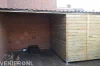 Houten schuurtje met overkapping