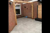 Houten pergola met schommel