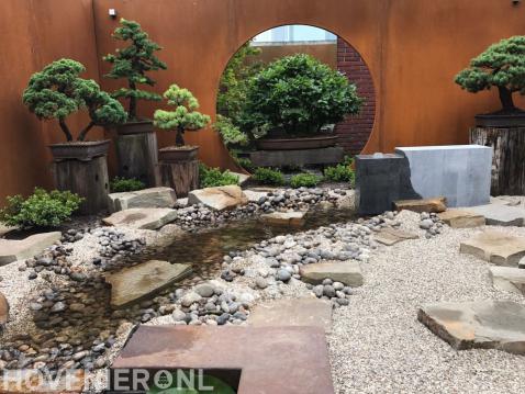 Oosterse tuin met waterloop, stapstenen en bonsai bomen 1