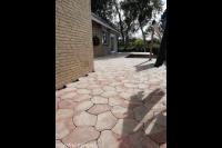 Bestrating van siertegels met ronde vormen