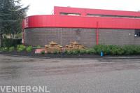 Zitplaats met picknicktafels in bedrijfstuin