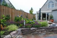 Verhoogde border van oude stenen met kleurrijke beplanting