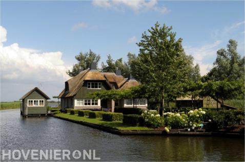 Prachtige landschapstuin aan het water