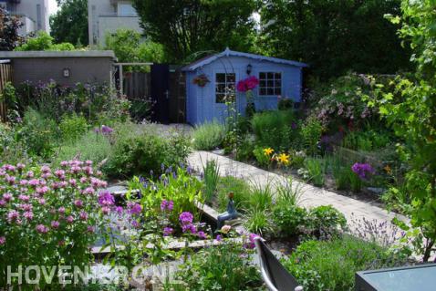 Kleurrijke tuin met vijver en tuinhuisje 1