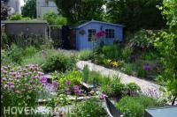Kleurrijke tuin met vijver en tuinhuisje 1