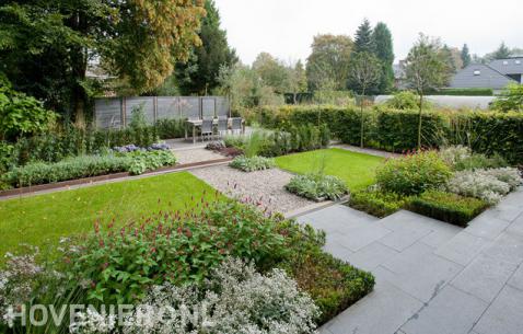 Strakke tuin met gazon en kleurrijke planten