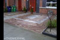 Voortuin bestraten met klinkers in verschillende kleuren
