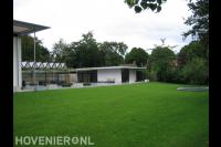 Groot gazon bij moderne woning en terras