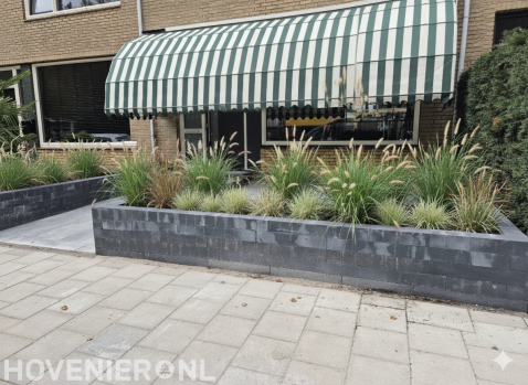 "Moderne voortuin met strakke verhoogde plantenborders"