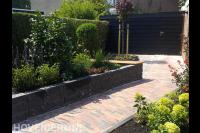 Verhoogde border van gestapelde stenen