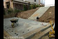 Trap maken en betonklinkers leggen