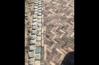 Straatwerk van klinkers met opsluiting van kinderkoppen 1