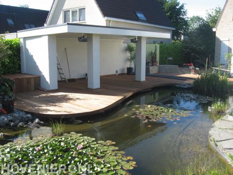 Overkapping en houten vlonder bij vijver