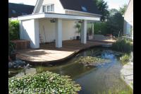 Overkapping en houten vlonder bij vijver