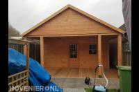 Grote houten blokhut met overkapping