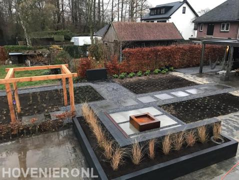 Tuinaanleg met houten pergola, bestrating en plantenbakken