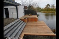 Stenen trap naar houten vlonder aan het water 1