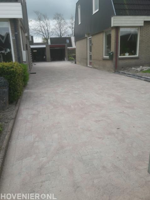 Oprit bestraten met betonklinkers