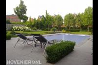 Strakke bestrating van grote tegels bij zwembad