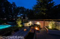 Buitenverlichting in tuin met zwembad en zithoek 2