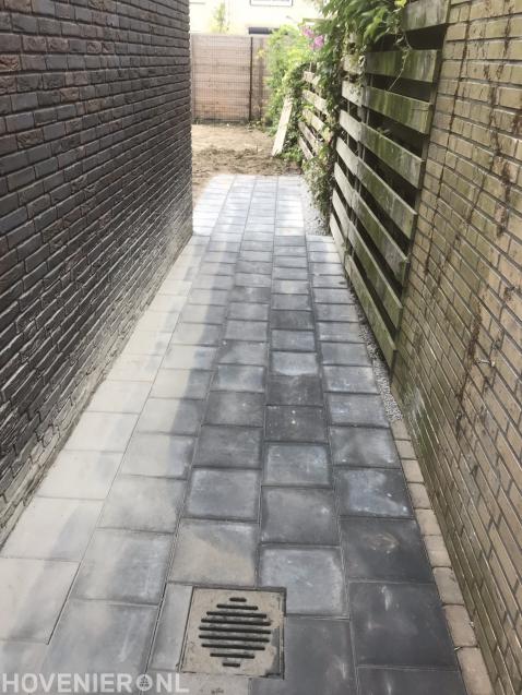 Tuinpad van betontegels 2