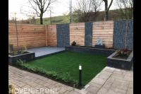 Houten schutting met schanskorf schermen