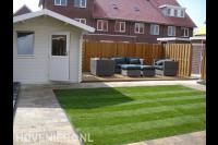 Tuinaanleg met bestrating, graszoden, vlonder en schutting