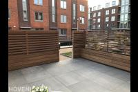Eigen ontwerp tuinafscheiding met plantenbak
