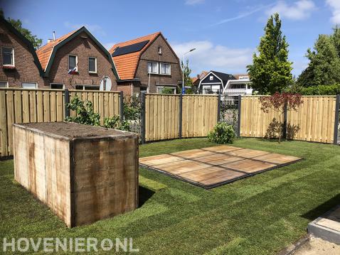 Tuinaanleg met gazon van graszoden en hout beton schutting