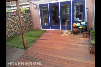 Tuinaanleg met graszoden en houten vlonder