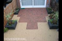 Bestrating in visgraatverband en plantenbak van stapelblokken 1