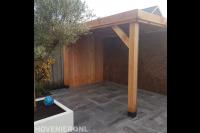 Houten overkapping en sierbestrating
