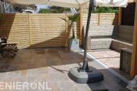 Terras van natuursteen tegels met parasol