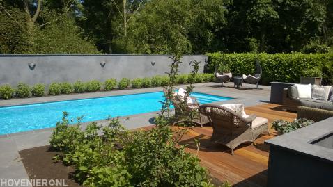 Moderne tuin met zwembad, vlonder en strakke bestrating 1