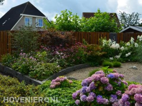 Kleurrijke tuin met witte en paarse hortensia's