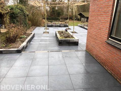 Tuin bestraten met natuursteen tegels