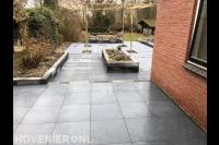 Tuin bestraten met natuursteen tegels