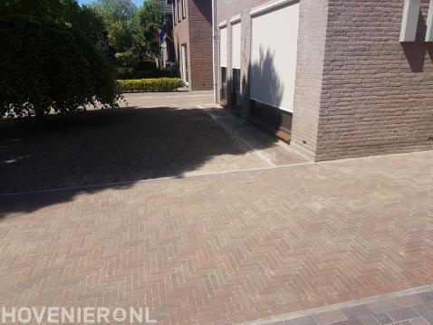 Bestrating oprit en voortuin