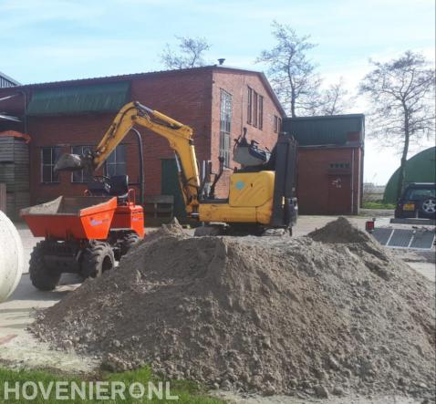 Zand aanvoeren met kleine dumper