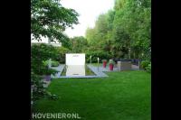 Moderne vijver met witte watermuur