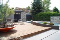 Tuin met zwembad en houten vlonderterras
