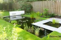 Strakke vijver met watermuur