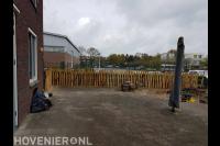 Tuinafscheiding van kastanjehouten palen