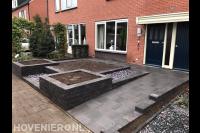 Rolstoelvriendelijke voortuin met plantenbakken