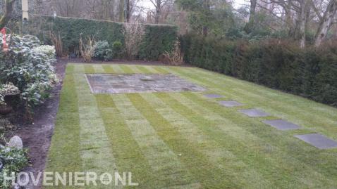 Gazon van graszoden met stapstenen en terras