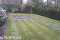 Gazon van graszoden met stapstenen en terras