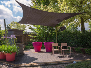 Altijd comfortabel buiten: zo gaat u slim om met zon en schaduw in uw tuin
